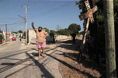 Sin hacer un levantamiento ni evaluación de los daños que causarán las obras del Tren Maya en el Tramo 3-Golfo —que va de Calkiní (Campeche) a Izamal (Yucatán)— empleados de la Constructora Barrientos iniciaron trabajos que ponen en riesgo casi una decena de casas colindantes con el derecho de vía, por lo que pobladores de Maxcanú les obligaron pacíficamente a detenerse desde el sábado. (ARCHIVO)