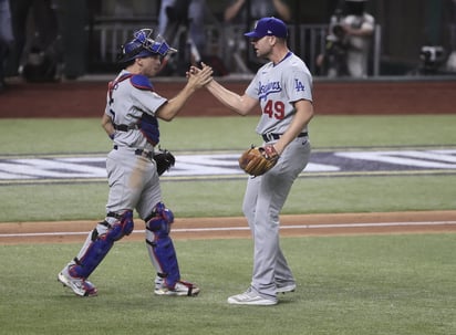 Clayton Kershaw derrotó a los Rays por segunda vez en seis días, saliendo de apuros en el cuarto inning con un tiro de rápida reacción para evitar un inusual robo del plato, y los Dodgers de Los Ángeles resistieron el domingo para apuntarse una victoria de 4-2 sobre Tampa Bay. (ARCHIVO)