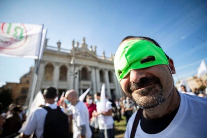 El director de Emergencias Sanitarias de la Organización Mundial de la Salud (OMS), Mike Ryan, lamentó hoy que 'todavía haya gente que no toma medidas contra la COVID-19 porque no cree que exista la enfermedad o que haya una pandemia' y pidió medidas de persuasión para intentar combatir esta actitud. (ARCHIVO) 
