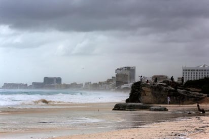 Cozumel vive ya los efectos del huracán 'Zeta', con el embate de lluvias y potentes vientos, como parte del cono de afectación del fenómeno, cuyo centro varió su trayectoria nuevamente hacia el sur, por lo que no tocará la isla y se enfila hacia la costa para tocar tierra entre las 22 horas y la medianoche, entre Akumal y Tulum, informó el presidente municipal, Pedro Joaquín Delbouis. (EFE)