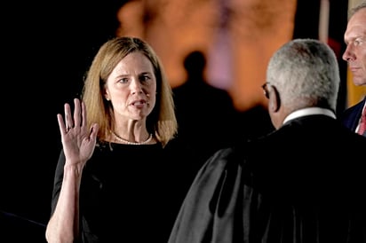 La magistrada Amy Coney Barrett juró este martes como la jueza asociada número 103 del Tribunal Supremo de Estados Unidos, que con su incorporación consolidó una mayoría conservadora tras ser confirmada el lunes por el Senado. (ARCHIVO) 