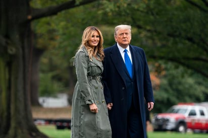 La primera dama de EUA, Melania Trump, admitió este martes que no siempre está de acuerdo con la forma en que su esposo y presidente del país, Donald Trump, dice las cosas y agradeció el 'amor' que recibió su familia tras ser diagnosticada con la COVID-19. (ARCHIVO)