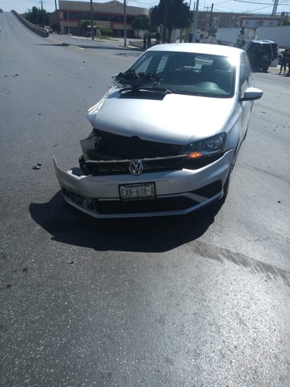 La unidad se impactó contra una camioneta Honda color gris y circulaba de Lerdo a Torreón. (EL SIGLO DE TORREÓN)