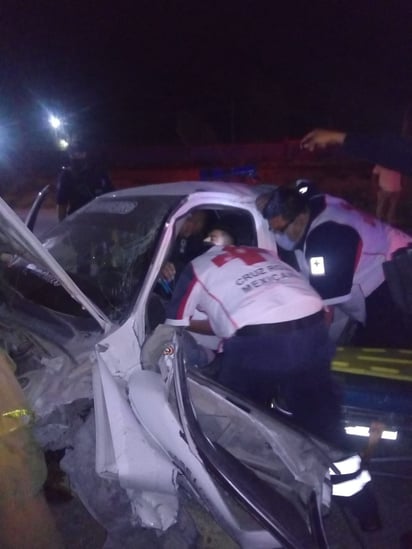 El automóvil siniestrado es un Nissan Tsuru color blanco de la base Lobos, con número económico 43. (EL SIGLO DE TORREÓN)