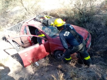 Los bomberos comenzaron las maniobras para liberar al conductor de la unidad. (EL SIGLO DE TORREÓN)