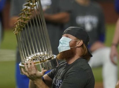 El antesalista pelirrojo y barbado fue sustituido a la defensiva en la octava entrada y no estaba ya en el terreno cuando los Dodgers festejaron su primer campeonato del Clásico de Octubre desde 1988. (Especial) 