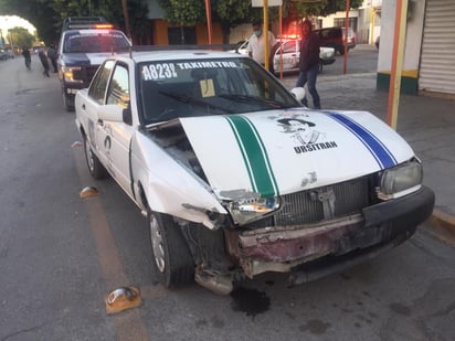 Uno de los vehículos involucrados es un Nissan Tsuru, color blanco, modelo 2007, de la base Francisco Villa, cuyo chofer se identificó con el nombre de Primitivo.

(EL SIGLO DE TORREÓN)