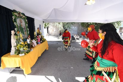 Altares en medio de las calles al sonar de las tamboras, indicaban que las reliquias a San Judas Tadeo no se doblegaron ante la pandemia; la devoción al santo patrono de los “casos difíciles” fue más que el miedo a contagiarse de COVID-19. (FERNANDO COMPEÁN)