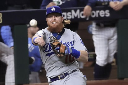 El antesalista de los Dodgers de Los Ángeles, Justin Turner, violó los protocolos del coronavirus cuando celebró en el campo con sus compañeros de equipo y se negó a recibir instrucciones de seguridad para abandonar el campo. (ARCHIVO)