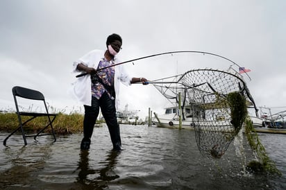 En la trayectoria prevista se esperaba que el centro de 'Zeta' haga una 'segunda recalada' en la costa de Mississippi. (AP) 