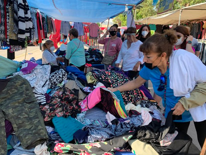 El jefe de Plazas y Mercados pidió a los asistentes a estos espacios respetar las medidas sanitarias. (EL SIGLO DE TORREÓN)