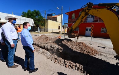 El gobernador José Rosas Aispuro Torres inició la construcción del bulevar Ferrocarril en Santiago Papasquiaro. (CORTESÍA) 