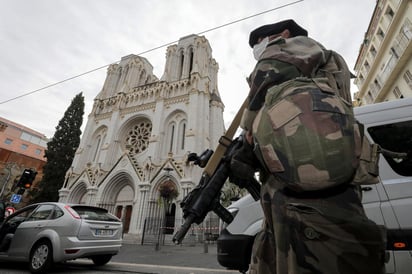 Un hombre mató a dos personas dentro de la Basílica de Nuestra Señora, en el centro de la ciudad, y a otra persona afuera del templo. (EFE)