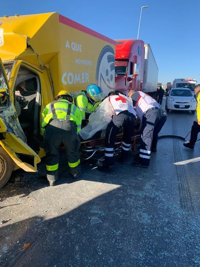 Los choques ocurrieron alrededor de las 7:30 de la mañana, cuando Elías de 30 años, conductor de un vehículo Mazda gris, modelo 2019 que circulaba a por el periférico con dirección de poniente a oriente, se impacto contra una camioneta Ford, F150, en color blanco, modelo 2019, manejada por Juan Carlos, de 44 años, el cual circulaba con la misma dirección adelante.
(EL SIGLO DE TORREÓN)