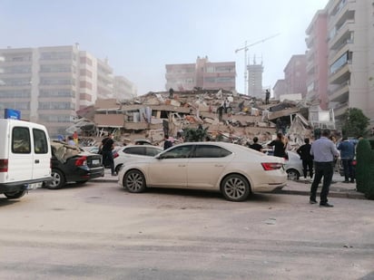 La labores de rescate, coordinadas por AFAD, están en marcha y hasta el momento se han recuperado 4 cadáveres y se ha atendido a 152 heridos, según este organismo público, pero el trabajo continúa en 12 edificios dañados.
(EFE)