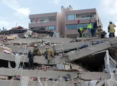 La labores de rescate, coordinadas por el AFAD, están en marcha y hasta el momento se han recuperado seis cadáveres y se ha atendido a 321 heridos. (EFE)