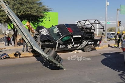 El accidente ocurrió alrededor de las 8:00 horas de este sábado a la altura de la calzada Salvador Creel, donde la patrulla con el número 887 acabó montada sobre el camellón y parte de la estructura del semáforo, con el frente completamente destrozado.
(EL SIGLO DE TORREÓN)