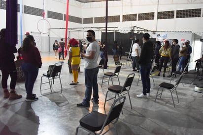 Anoche, se realizó la clausura de un gimnasio y academia de baile en la colonia Paraíso del Nazas, mismo que no contaba con licencia de funcionamiento y operaba de manera irregular, esto pese a los riesgos sanitarios que existen actualmente. (JESÚS GALINDO)