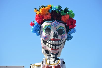 Las muñecas multicolores, algunas de casi 15 pies (4,5 m), elaboradas por el artista Ricardo Soltero adornan tanto el muelle de Santa Mónica como el Paseo Peatonal ('Promenade') de la Calle Tercera, dos prominentes atracciones turísticas del sur de California. (Especial)