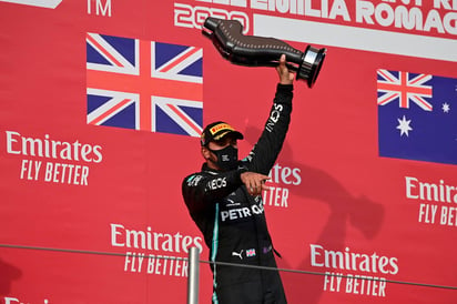  El británico Lewis Hamilton (Mercedes) se impuso este domingo en el Gran Premio de Emilia Romaña, decimotercera prueba del campeonato de Fórmula 1, y su equipo, que hizo doblete en Imola (Italia) por el infortunio del neerlandés Max Verstappen (Red Bull), ganó el título de constructores, el séptimo consecutivo. (EFE)