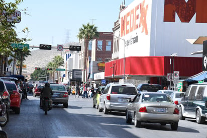 Conforman brigadas para recorrer los comercios de Torreón y verificar a detalle que se cumpla con todas las medidas para evitar el contagio por COVID-19, a fin de reforzar la prevención y la concientización ciudadana, a fin de no llegar a un nuevo confinamiento por el rebrote. (FERNANDO COMPEÁN)