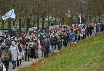 Miles de personas colmaron las calles de la capital de Bielorrusia el domingo, al cumplirse 12 semanas de protestas para exigir la renuncia del líder autoritario del país, siendo enfrentadas por policías que hicieron disparos al aire y lanzaron granadas de aturdimiento. (EFE) 
