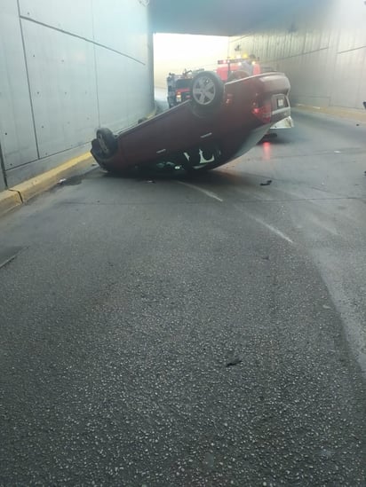 La vialidad en el sector se vio afectada por espacio de una hora, hasta que el auto volcado fue retirado con ayuda de una grúa. (EL SIGLO DE TORREÓN)