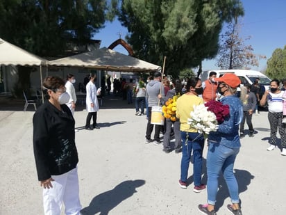 Al corte del medio día de la Dirección de Panteones se tenían contabilizados cerca de mil visitantes.
(EL SIGLO DE TORREÓN)