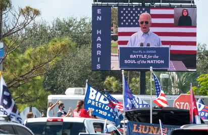 El candidato demócrata a la Casa Blanca, Joe Biden, pidió este lunes a la gente desde Filadelfia (Pensilvania, Estados Unidos) que salga a votar porque 'mañana podemos poner fin a la Presidencia que dividió a la nación'. (EFE)