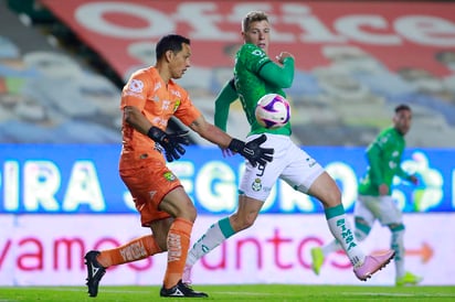 Santos bajó al noveno lugar de la tabla luego de caer anoche 2-1 en su visita al León. (ESPECIAL)