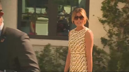 Melania, con un vestido estampado sin mangas y el pelo recogido en un moño bajo, no dijo, como sí hizo su esposo cuando votó por adelantado en Palm Beach, por quién votó. (ESPECIAL)