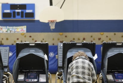 Muchos estadounidenses que se formaron desde antes del amanecer para emitir su voto el día de las elecciones están exhaustos de las constantes crisis, inquietos por las divisiones políticas y ansiosos por lo que pasará después. (CORTESÍA)