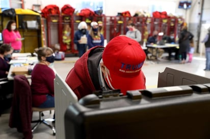 El Colegio Electoral comenzó a pintar los estados en favor del demócrata Joe Biden o el presidente republicano Donald Trump. (ARCHIVO)