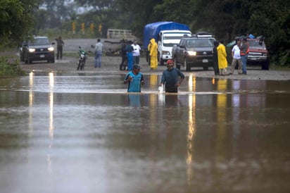 La tormenta tropical Eta, que tocó tierra el martes en la costa caribeña de Nicaragua como huracán de categoría 4, se ha debilitado hasta bajar sus vientos máximos a 75 kilómetros por hora y podría degradarse aun más mientras se acerca a la frontera con Honduras para luego volver como tormenta en el Caribe. (EFE)
