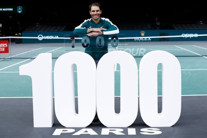 Rafael Nadal batalló para derrotar 4-6, 7-6, 6-4 a Feliciano López en el Masters 1000 de París, y con eso llegó a 1000 victorias en su carrera. (AP)