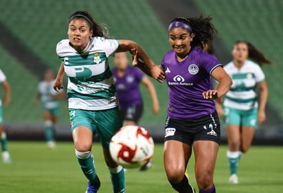 Gran entrega sobre el césped del estadio Corona, mostraron anoche las jugadoras de Santos Femenil. (JESÚS GALINDO)