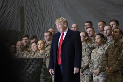 El presidente Donald Trump se considera un defensor sin igual de las tropas estadounidenses. Ahora que su mandato está en la cuerda floja, ha expresado sus dudas sobre una herramienta de participación democrática que le ha permitido al personal militar ser parte de los comicios. (ARCHIVO)