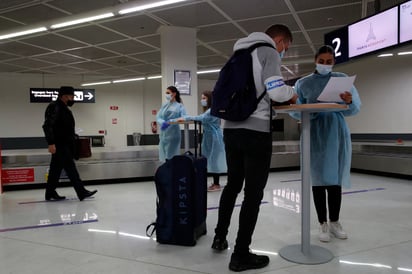 La exigencia de pruebas en aeropuertos genera polémica.