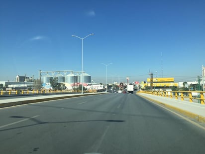 Al realizar un recorrido, se pudo constatar que los puentes desde el Solidaridad ubicado en el periférico Ejército Mexicano hasta el llamado Puente Plateado que conecta con el bulevar Miguel Alemán, se encuentra libres los cuatro carriles.
(EL SIGLO DE TORREÓN)