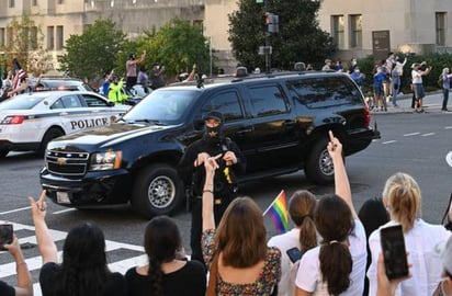 En Washington D.C, la mayoría se posicionó al exterior de la Casa Blanca para realizar cánticos y porras para celebrar que Donald Trump no continuará con su mandato en 2021.  (Especial) 