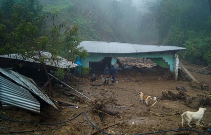 El presidente Andrés Manuel López Obrador informó que al día de hoy se contabilizan cinco muertos debido a las inundaciones en varias partes del estado y pidió a los damnificados que no se dejen manipular pues es temporada electoral, y acusó que hay mucha politiquería y 'como ya le salió carne al hueso' políticos están repartiendo despensas 'queriendo quedar bien con la gente'. (ARCHIVO)