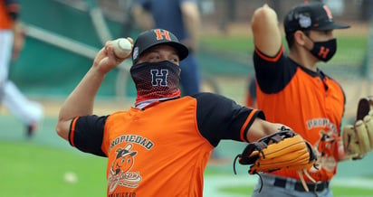 Luego de la pausa anunciada por la Liga Mexicana del Pacífico, los Naranjeros de Hermosillo, dirigidos por el lagunero Juan Navarrete, continúan trabajando en el Estadio Sonora y durante el fin de semana realizaron una práctica vespertina. (CORTESÍA)