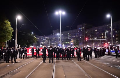 Las autoridades en Alemania condenaron el domingo las acciones de 20,000 personas que se manifestaron contra las restricciones debido al coronavirus reuniéndose en una plaza de la ciudad de Leipzig, la mayoría sin cubrebocas, y pidieron una investigación sobre cómo la protesta pudo salirse de control. (ARCHIVO) 
