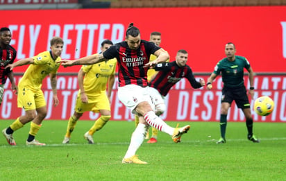 Zlatan Ibrahimovic salvó un punto este domingo para el Milan en San Siro contra el Verona (2-2) y le mantuvo como líder invicto en la Serie A. (ARCHIVO)