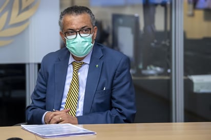 El director general de la Organización Mundial de la Salud (OMS), Tedros Adhanom Ghebreyesus, juzgó hoy como 'prometedores' los resultados preliminares de la vacuna contra la COVID-19 desarrollada por la farmacéutica estadounidense Pfizer, que al parecer previene en un 90 % la infección de coronavirus. (EFE) 
