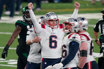 El pateador de los Patriotas, Nick Folk (6), celebra tras conectar el gol de campo de la victoria ante los Jets. (AP)