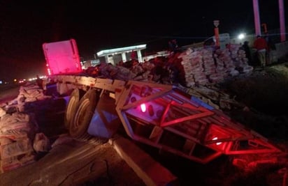 La unidad siniestrada es un tractocamión de la marca Freightliner, color blanco, de plataforma, el cual portaba las placas de circulación EF-26-502 del estado de Chihuahua. (EL SIGLO DE TORREÓN)
