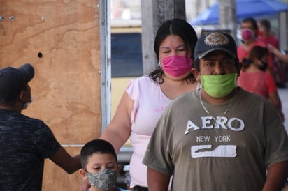 La Comisión de Seguridad y Protección Ciudadana en Saltillo informó que desde que se iniciaron los operativos en los filtros vehiculares para promover el uso del cubrebocas, hasta la fecha suman más de mil sanciones a conductores que no lo portaban. (ARCHIVO)