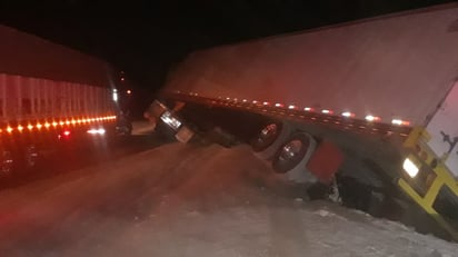 Al intentar continuar su camino y maniobrar su tráiler las llantas traseras de la caja cayeron al desnivel. (EL SIGLO DE TORREÓN)