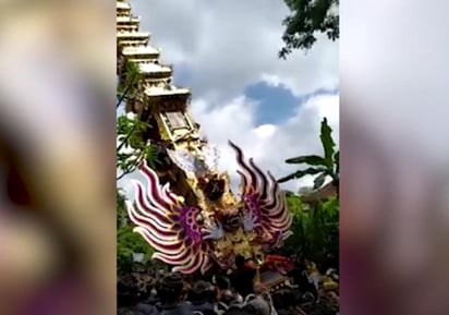 La torre es parte de un ritual hindú celebrado en Bali (CAPTURA)